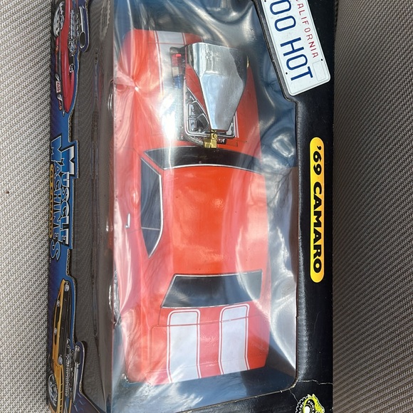 Muscle Machines '69 Chevy Camaro Orange w/ White Stripes & Fuel Lines 1:18 Scale - Picture 2 of 6